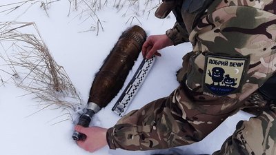 У Сумському районі вибухотехніки вилучили російський снаряд, який впав на подвір'я
