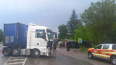 Аварія за участю вантажівки та автобуса