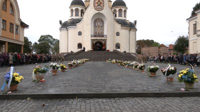 У Коломиї на Прикарпатті сотні людей прощалися із загиблим бійцем "десятки" Любомиром Бордуном У Коломиї на Прикарпатті сотні людей прощалися із загиблим бійцем "десятки" Любомиром Бордуном