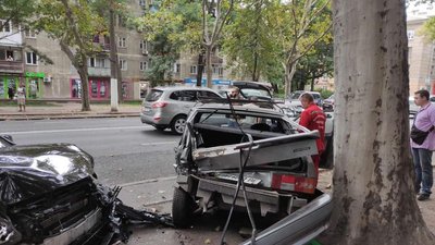В Одесі зіштовхнулися 6 автівок, одну людину госпіталізували В Одесі зіштовхнулися 6 автівок, одну людину госпіталізували