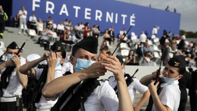 Учасники параду демонстрували вправність володіння зброєю Учасники параду демонстрували вправність володіння зброєю