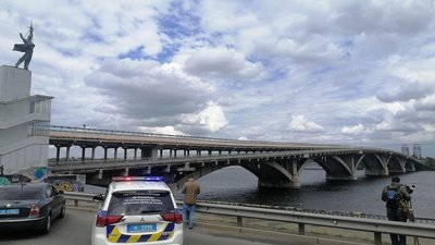 Вибухівки не виявлено. Поліція перевірила "підозрілий предмет" біля мосту Метро