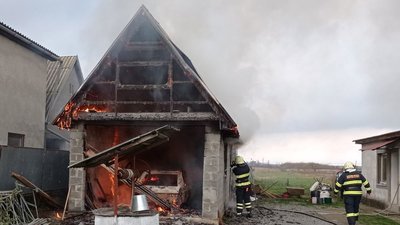 На Закарпатті під час пожежі згорів гараж разом з автомобілем На Закарпатті під час пожежі згорів гараж разом з автомобілем