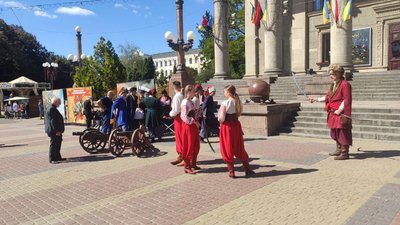 Військова зброя та історичні костюми: У Тернополі діє виставка "Звитяги героїв України" Військова зброя та історичні костюми: У Тернополі діє виставка "Звитяги героїв України"