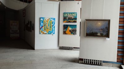 "Херсонщина — це Україна". На благодійній виставці збирають гроші на тепловізори для ЗСУ "Херсонщина — це Україна". На благодійній виставці збирають гроші на тепловізори для ЗСУ