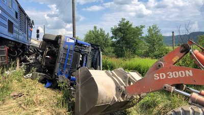 5 травмованих та розлите дизпаливо. Які наслідки аварії потяга і вантажівки на Закарпатті