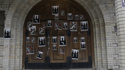 У Черкасах вхід до собору московського патріархату обклеїли плакатами У Черкасах вхід до собору московського патріархату обклеїли плакатами