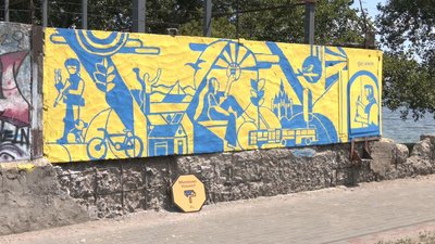 Щоб підняти настрій: у Черкасах волонтери створили стінопис Щоб підняти настрій: у Черкасах волонтери створили стінопис