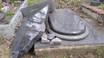 Пам'ятники, хрести та огорожі довкола могил на цвинтарі у Житомирі пошкодили дерева, що впали під час буревію Пам'ятники, хрести та огорожі довкола могил на цвинтарі у Житомирі пошкодили дерева, що впали під час буревію