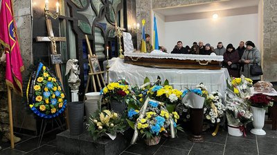 Прощання з воїном Юрієм Княжевим у Домі печалі. Грудень 2023.