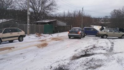 Вісім машин за годину побилися на одному узвозі у Люботині