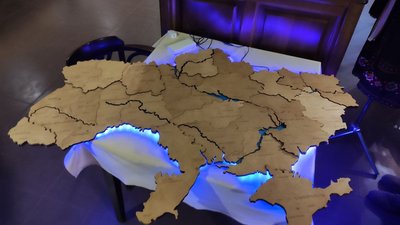 Карта України, зроблена з дерева