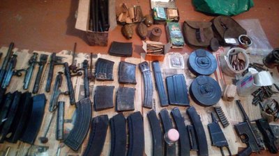 На Херсонщині поліцейські виявили схрон з понад 2000 набоїв та боєприпасів