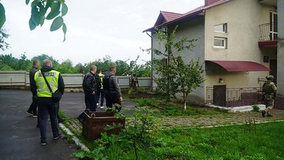 Подвір'я незаконного реабілітаційного центру Подвір'я незаконного реабілітаційного центру