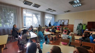 Щоб зацікавити дітей, на уроках використовують відеоролики та говорять про безпеку під час війни в ігровій формі. Щоб зацікавити дітей, на уроках використовують відеоролики та говорять про безпеку під час війни в ігровій формі.