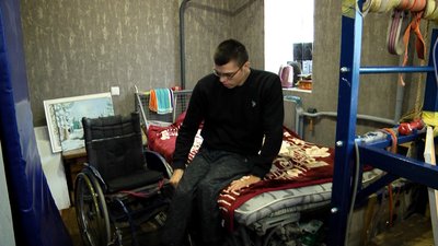 На Житомирщині художник з інвалідністю пише картини, щоб зібрати гроші на реабілітацію На Житомирщині художник з інвалідністю пише картини, щоб зібрати гроші на реабілітацію