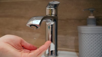 Скільки води потрібно мати в запасі і як її знезаразити: поради волинських епідеміологів