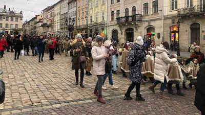 Колядували в укритті. Як центрі Львова встановлювали різдвяного дідуха Колядували в укритті. Як центрі Львова встановлювали різдвяного дідуха