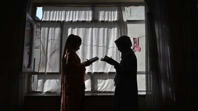Афганські дівчата відвідують урок, яки для них проводить таємно їхній батько в Кабулі