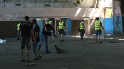 Спортсмени, депутати і учасники АТО - у Франківську прибирають "Електрон"
