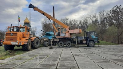 У райцентрі на Тернопільщині демонтували радянський танк У райцентрі на Тернопільщині демонтували радянський танк