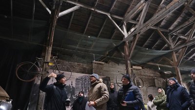 Група людей у середині ангару