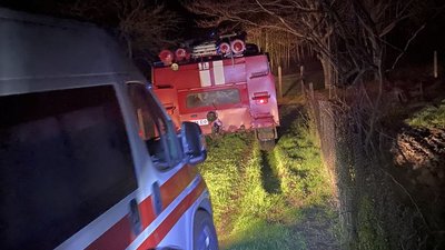 Посеред села на Житомирщині у багні застрягла машина швидкої допомоги, яка приїхала на виклик