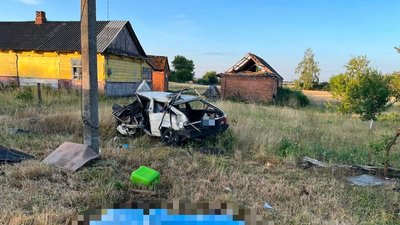 Автомобіль ВАЗ після аварії у селі Новий Двір