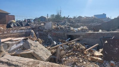 "Якщо я витримаю — я збудую": як живе власник зруйнованого ракетою будинку у Сумах "Якщо я витримаю — я збудую": як живе власник зруйнованого ракетою будинку у Сумах