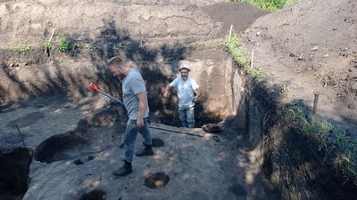Прясло, горщики та прикраси — у Путивлі дослідники проводять археологічні розкопки Прясло, горщики та прикраси — у Путивлі дослідники проводять археологічні розкопки