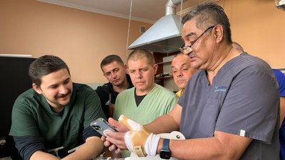 Американські медики навчають українських колег протезувати Американські медики навчають українських колег протезувати