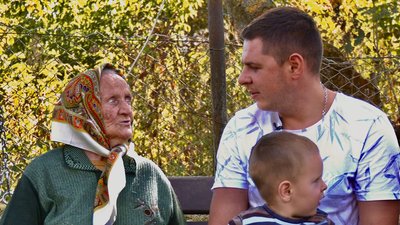 Ювілярка Парасковія Воробель з правнуком Тарасом Савковим і праправнуком Данилом Ювілярка Парасковія Воробель з правнуком Тарасом Савковим і праправнуком Данилом