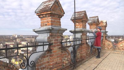 Гімн України на вежі: в Луцькому замку щодня сурмить кликун Гімн України на вежі: в Луцькому замку щодня сурмить кликун