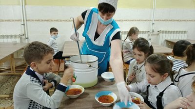 Без чипсів, сухариків та кави: в Ужгороді школярі харчуються за новим меню Без чипсів, сухариків та кави: в Ужгороді школярі харчуються за новим меню