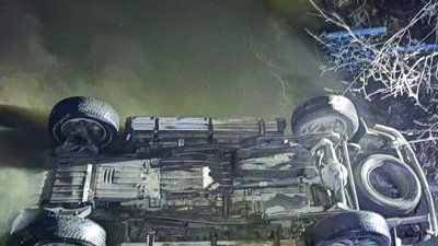 На Черкащині автомобіль злетів з моста у річку. Водій загинув