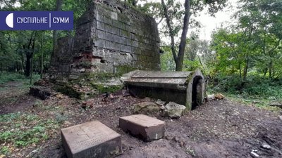 Мешканці села на Сумщині майже століття ходили сходинками зі старовинних надгробків