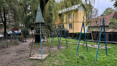 Дитячий майданчик на вулиці Глібова, 12 у Чернівцях