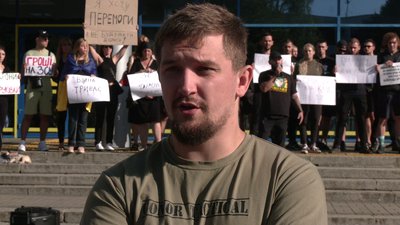 "Люди в піджачках сидять і дерибанять" — у Рівному пройшла акція "Гроші на ЗСУ, а не на дороги" "Люди в піджачках сидять і дерибанять" — у Рівному пройшла акція "Гроші на ЗСУ, а не на дороги"