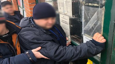 Слідчі ДБР впіймали працівника поліції та його родича на хабарі Слідчі ДБР впіймали працівника поліції та його родича на хабарі