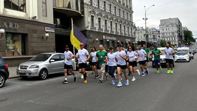 Рівненські бігуни несуть прапор з Бахмуту на саміт НАТО у Вільнюсі