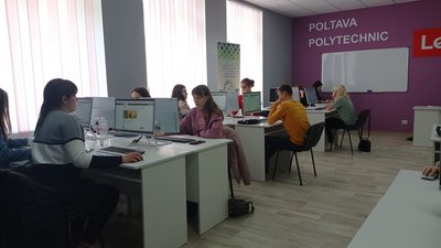 У Полтаві безплатно готують дітей воїнів та переселенців до мультимедійного тесту