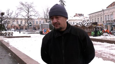 У центрі Коломиї на Франківщині зрубали дві блакитні ялинки: як відреагували містяни