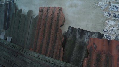 Жителька Родинського пошкоджений будинок наслідки російських обстрілів Донецька область Жителька Родинського пошкоджений будинок наслідки російських обстрілів Донецька область