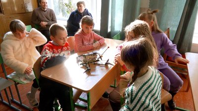 “Раді, що зробили внесок у перемогу”: на Вінниччині школярі за наколядовані гроші придбали на фронт дрони “Раді, що зробили внесок у перемогу”: на Вінниччині школярі за наколядовані гроші придбали на фронт дрони