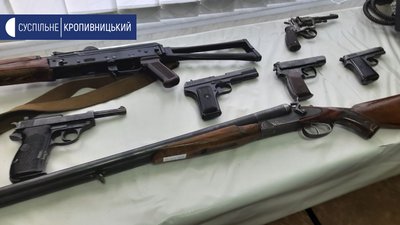 Вилучені з місця злочину автомати, пістолети, ножі, шаблі, бити зберігають на полицях відділу Вилучені з місця злочину автомати, пістолети, ножі, шаблі, бити зберігають на полицях відділу