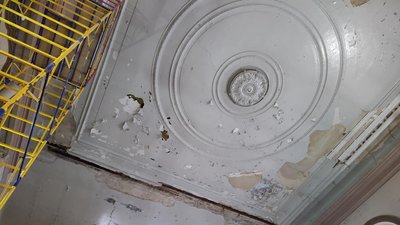 У Львові волонтери відновлюють ліпнину у синагозі XIX століття У Львові волонтери відновлюють ліпнину у синагозі XIX століття