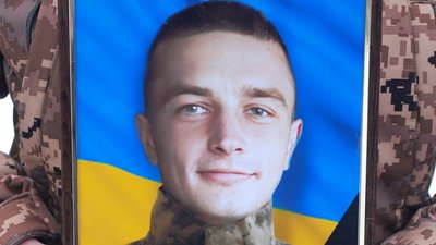 У Шостці поховали двох військовослужбовців ЗСУ У Шостці поховали двох військовослужбовців ЗСУ