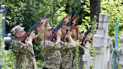 На Чернігівщині попрощалися з двома захисниками України