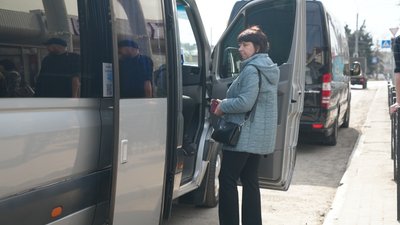 Маршрутка "Суми - Київ" на зупинці