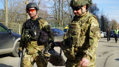 Військові несуть уламки російського БпЛА 